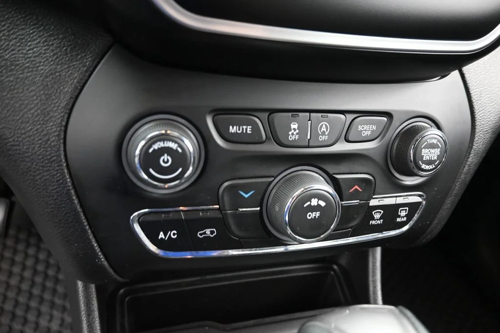 Used 2019 Gray Jeep Latitude Plus image 20