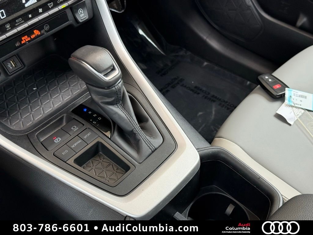 Used 2025 Beige Toyota XLE Premium image 33