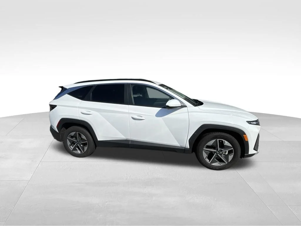 Used 2025 White Hyundai SEL image 23