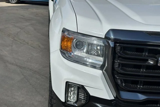 Used 2022 SUMMIT WHITE GMC 4WD AT4 w/Cloth image 3