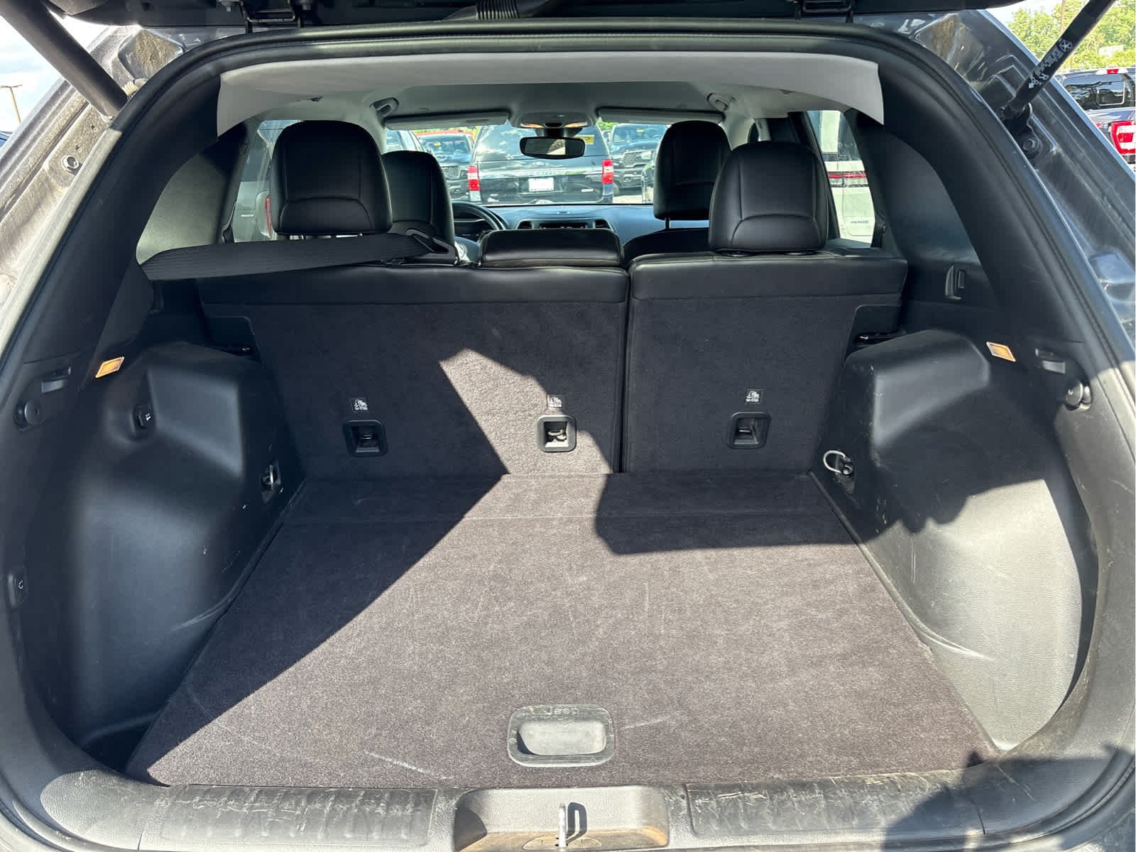 Used 2021 Granite Crystal Metallic Clearcoat Jeep Latitude Lux image 6