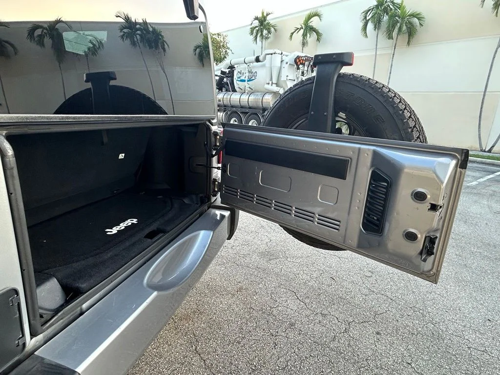 Used 2016 Silver Jeep Sahara image 31