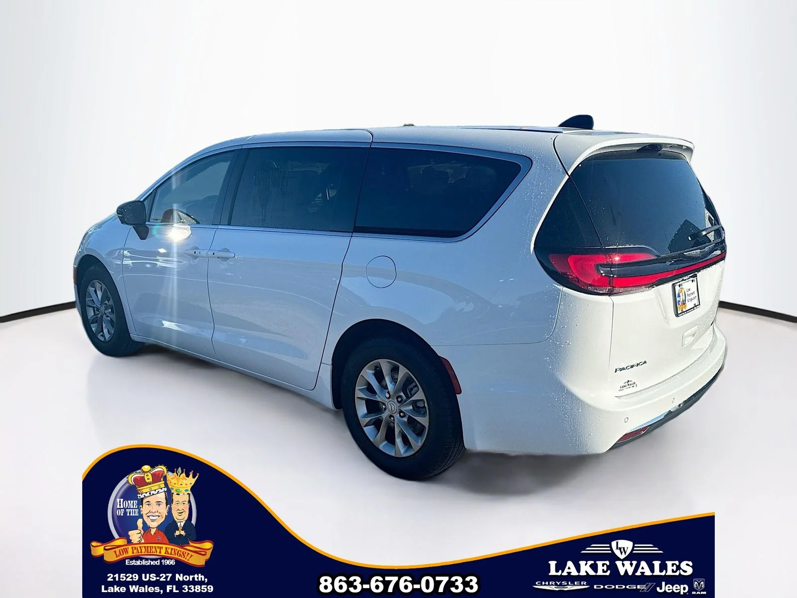 New 2026 Bright White Clear-Coat Exterior Paint Chrysler Limited image 4