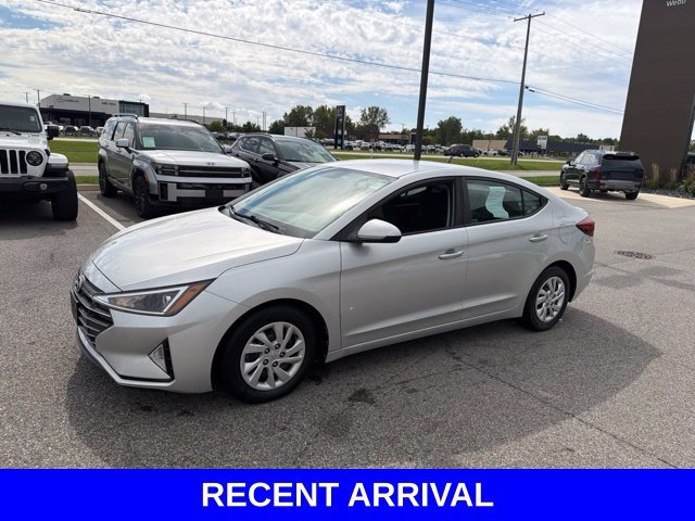 Used 2019 Silver Hyundai SE image 9