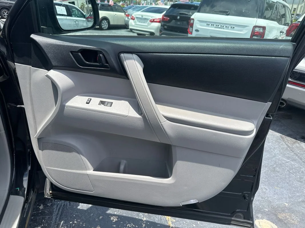 Used 2011  Toyota Base V6 image 31