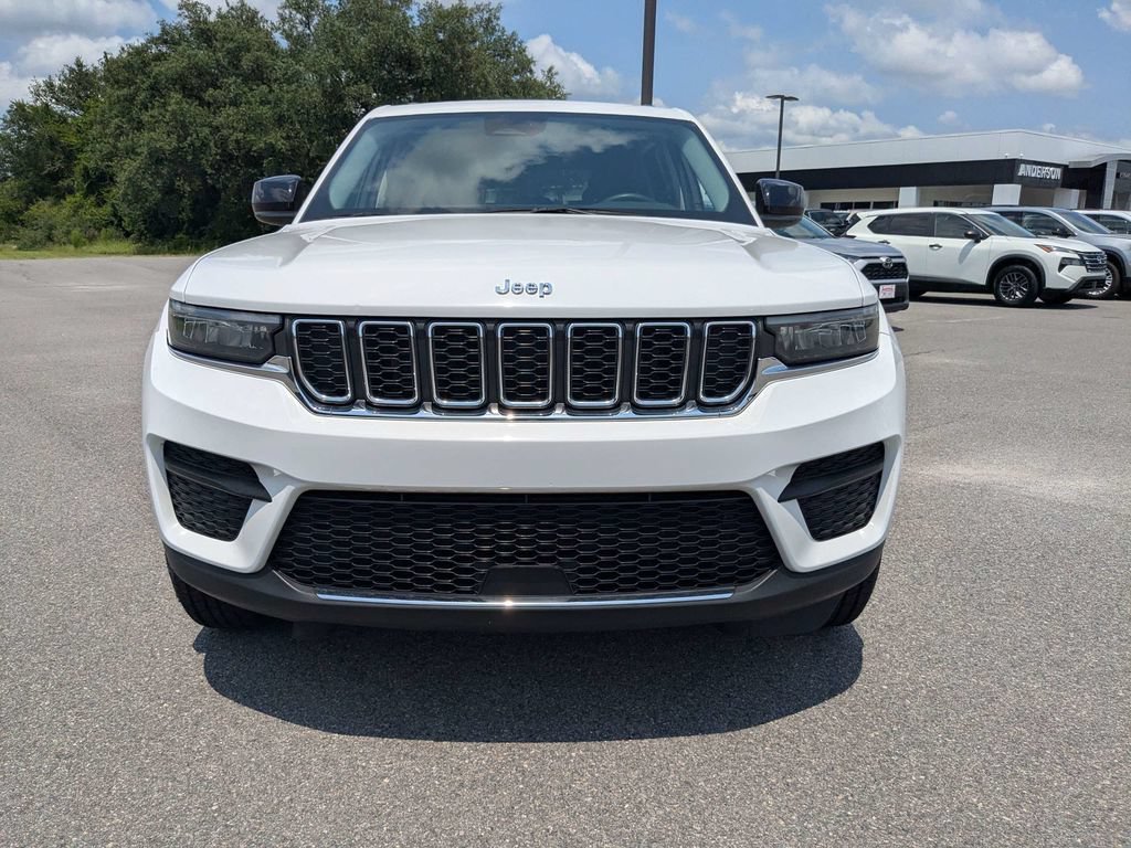 Used 2023 White Jeep Laredo image 9