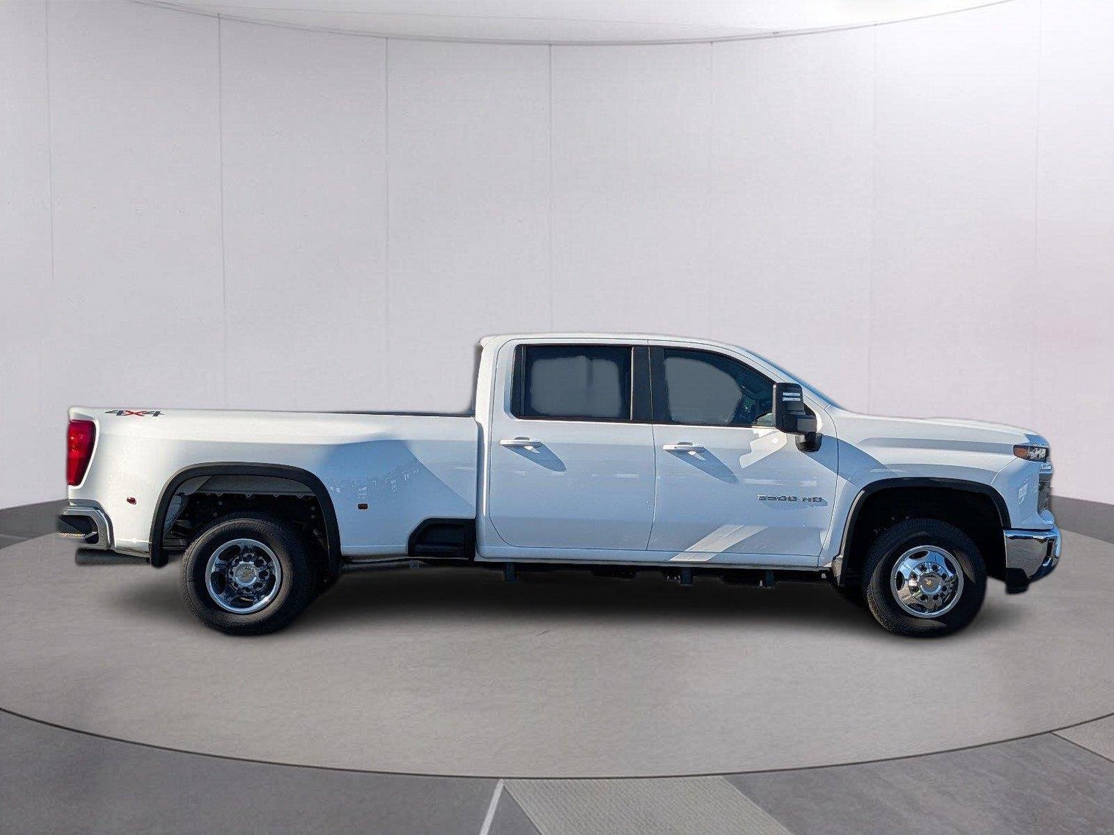 Used 2024 Summit White Chevrolet LT DRW image 8