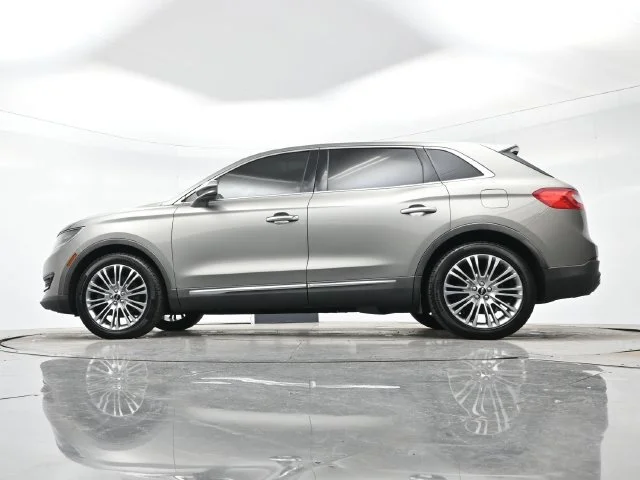 Used 2016 Luxe Metallic Lincoln Reserve image 29