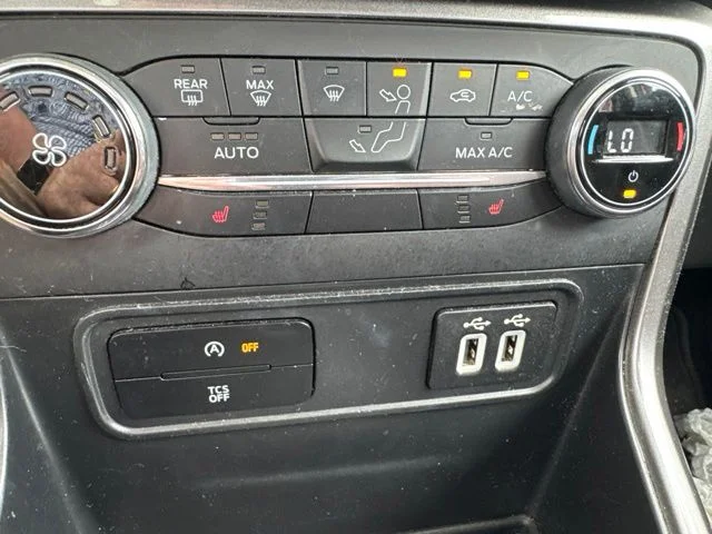 Used 2020 Red Ford SE image 17