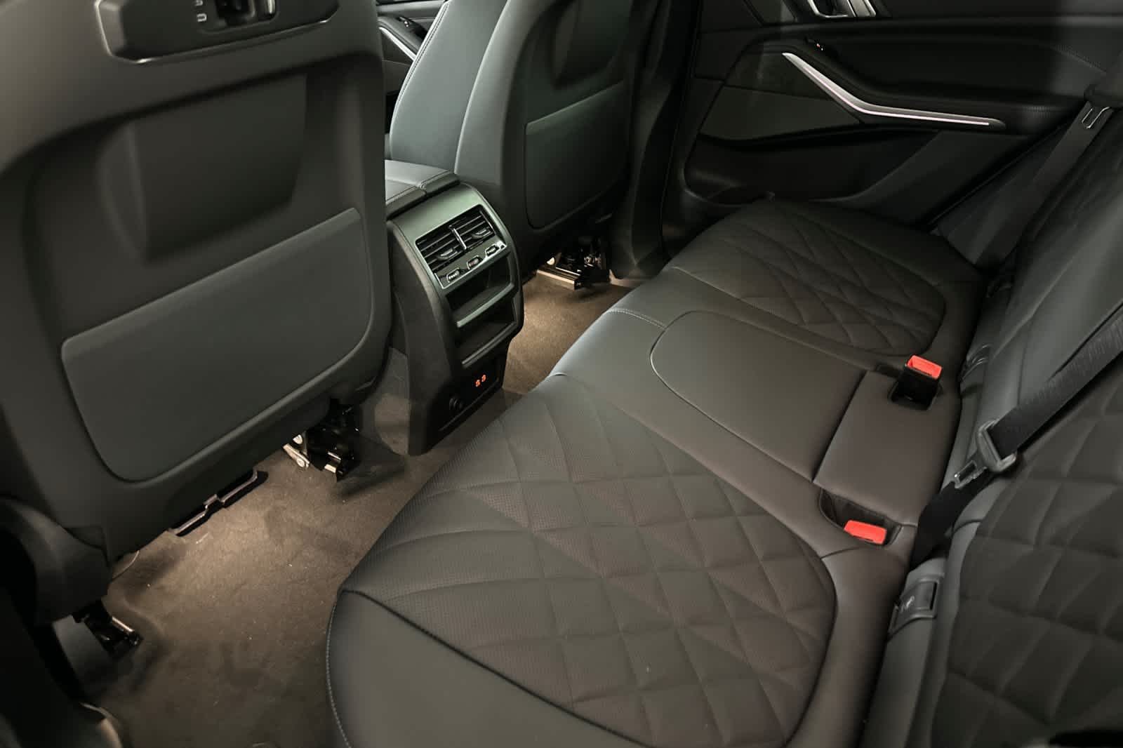 Used 2026 Skyscraper Grey Metallic BMW xDrive40i image 4