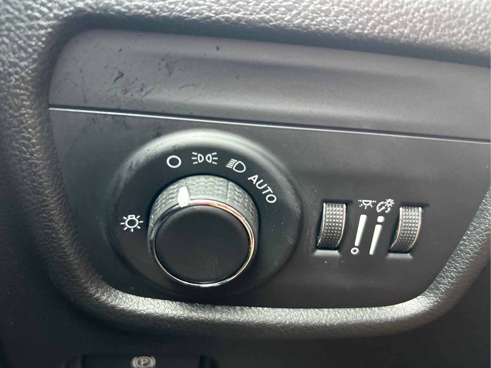 New 2026 Bright White Clear-Coat Exterior Paint Jeep Laredo image 26