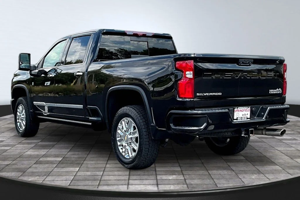 Used 2024 Black Chevrolet High Country image 4