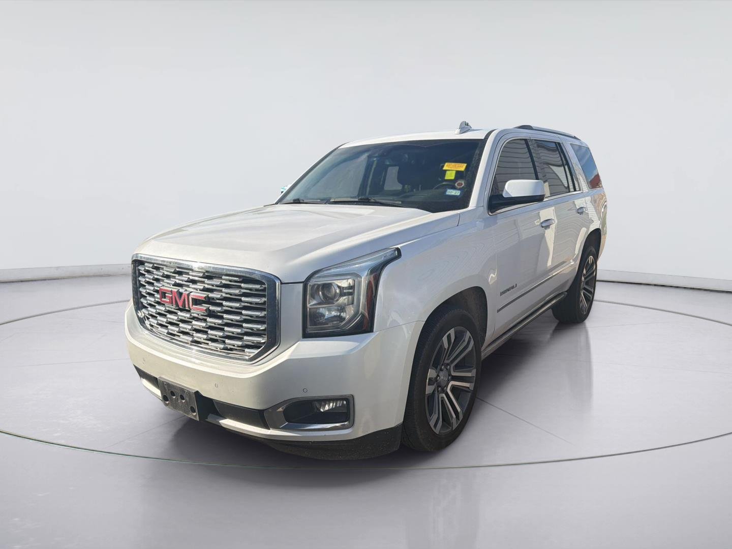 Used 2019 White Frost Tricoat GMC Denali image 4
