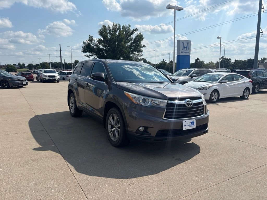 Used 2016 Gray Toyota LE V6 image 3