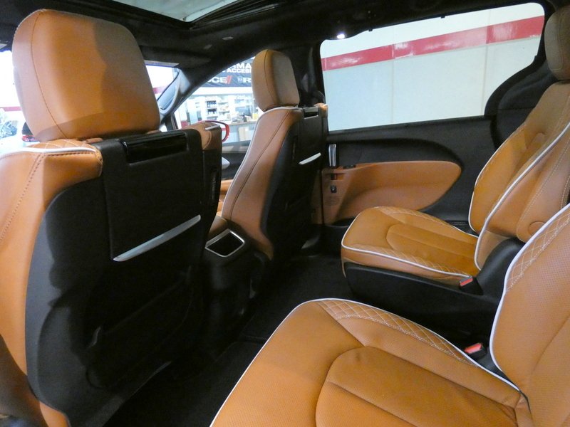 Used 2024 RED Chrysler Pinnacle FWD image 29