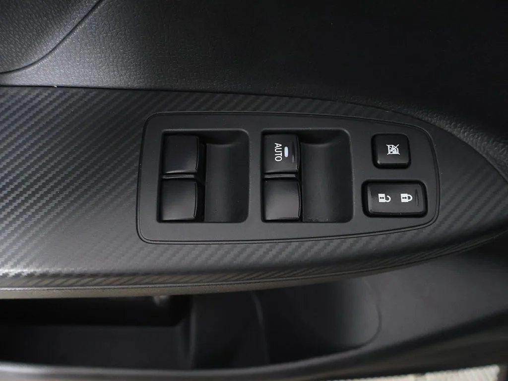 Used 2024 Silver Mitsubishi ES image 32
