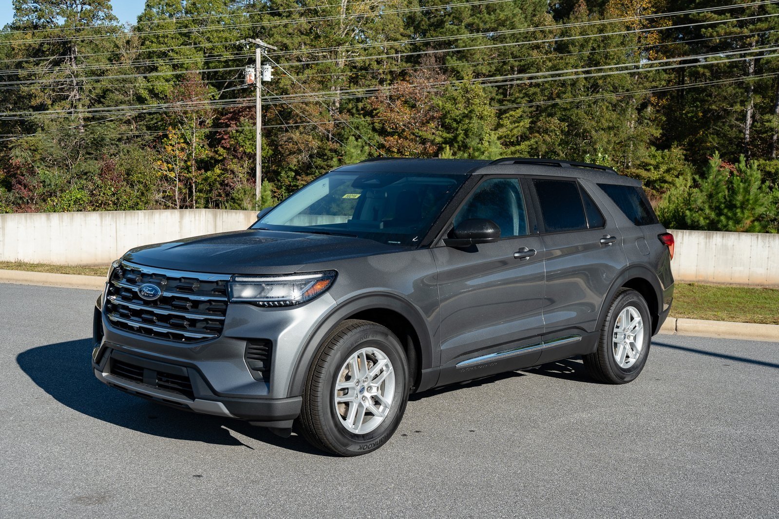 2025 Ford Explorer photo 2