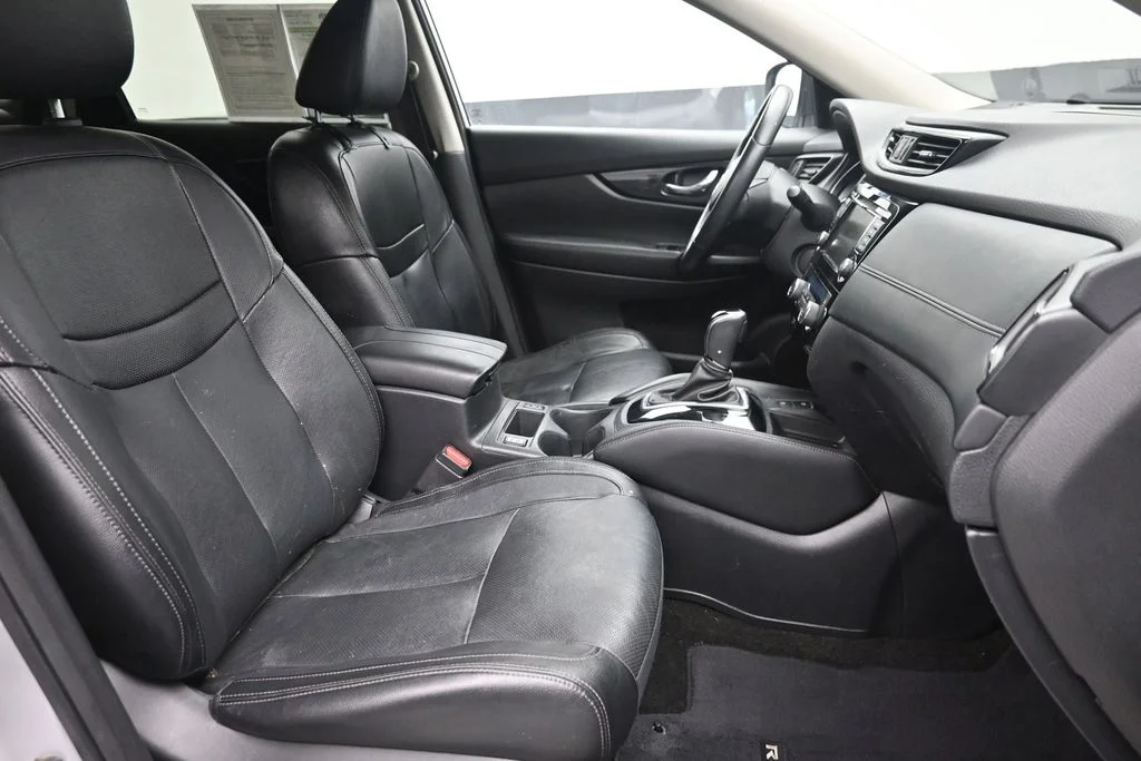 Used 2019 Silver Nissan SL image 9