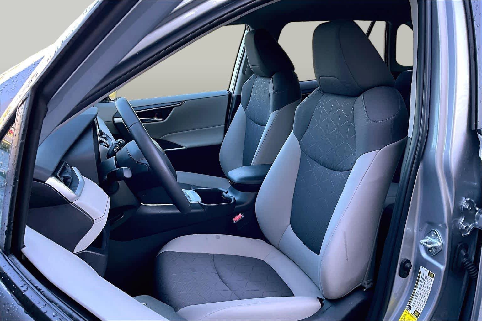 2025 Toyota RAV4 XLE - Photo 16