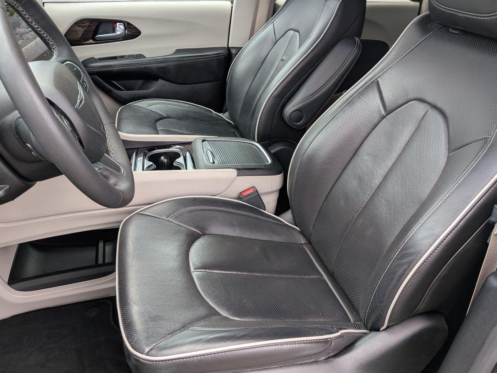 Used 2022 Granite Crystal Metallic Clearcoat Chrysler Limited image 26