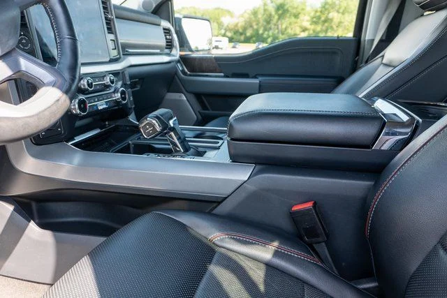 Used 2023  Ford Lariat image 18