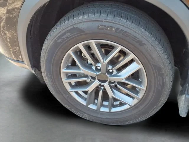Used 2024  Nissan S image 18