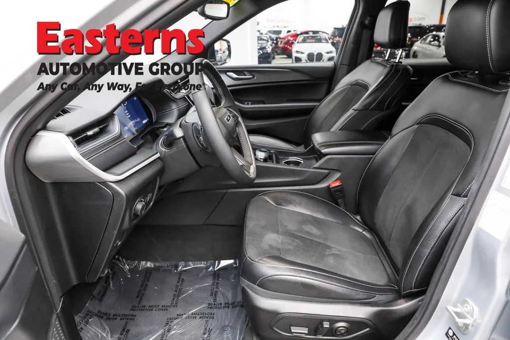 Used 2024 Silver Jeep Altitude image 14