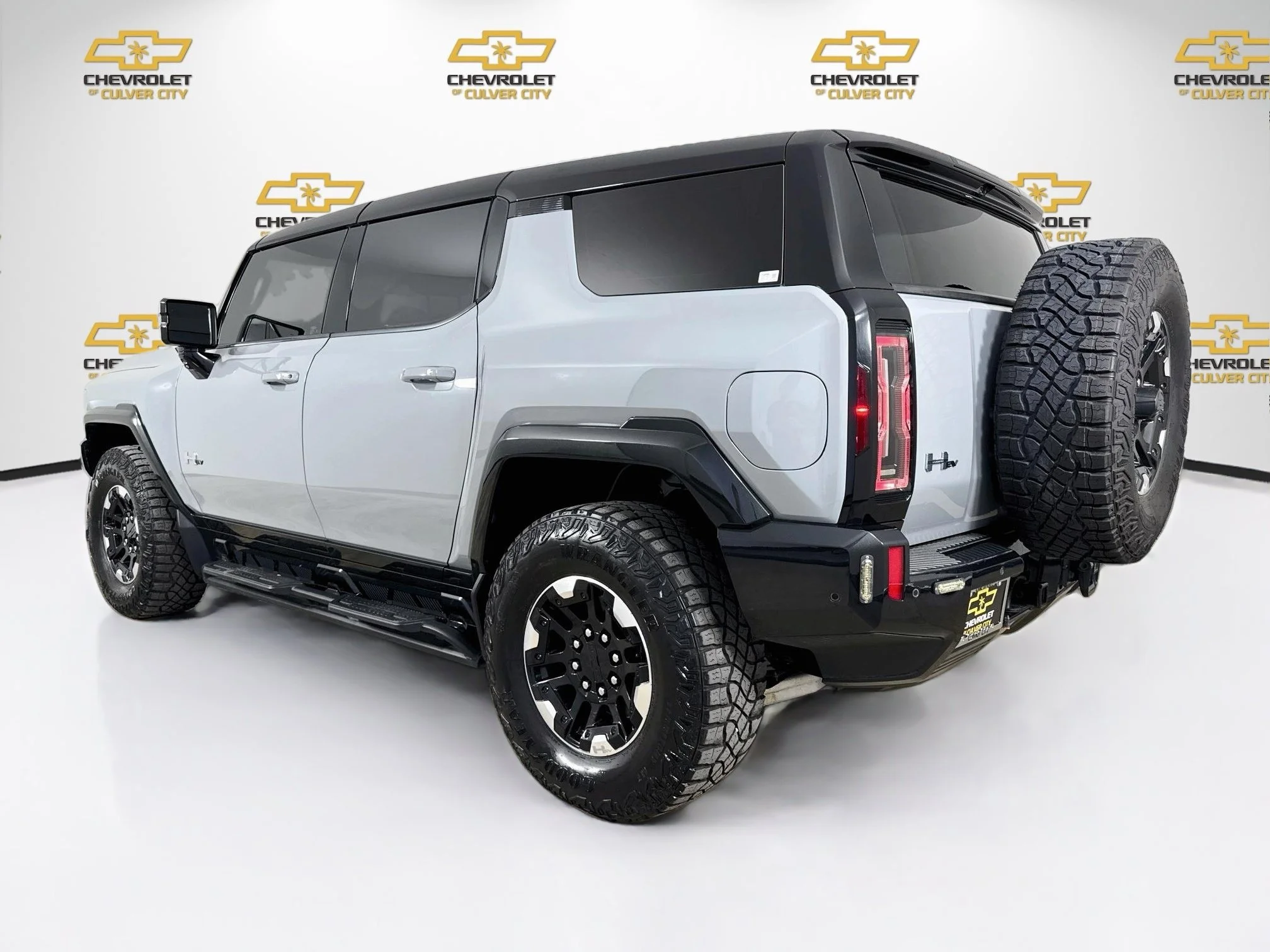 Used 2024 Meteorite Metallic (Grey) GMC 2X image 6