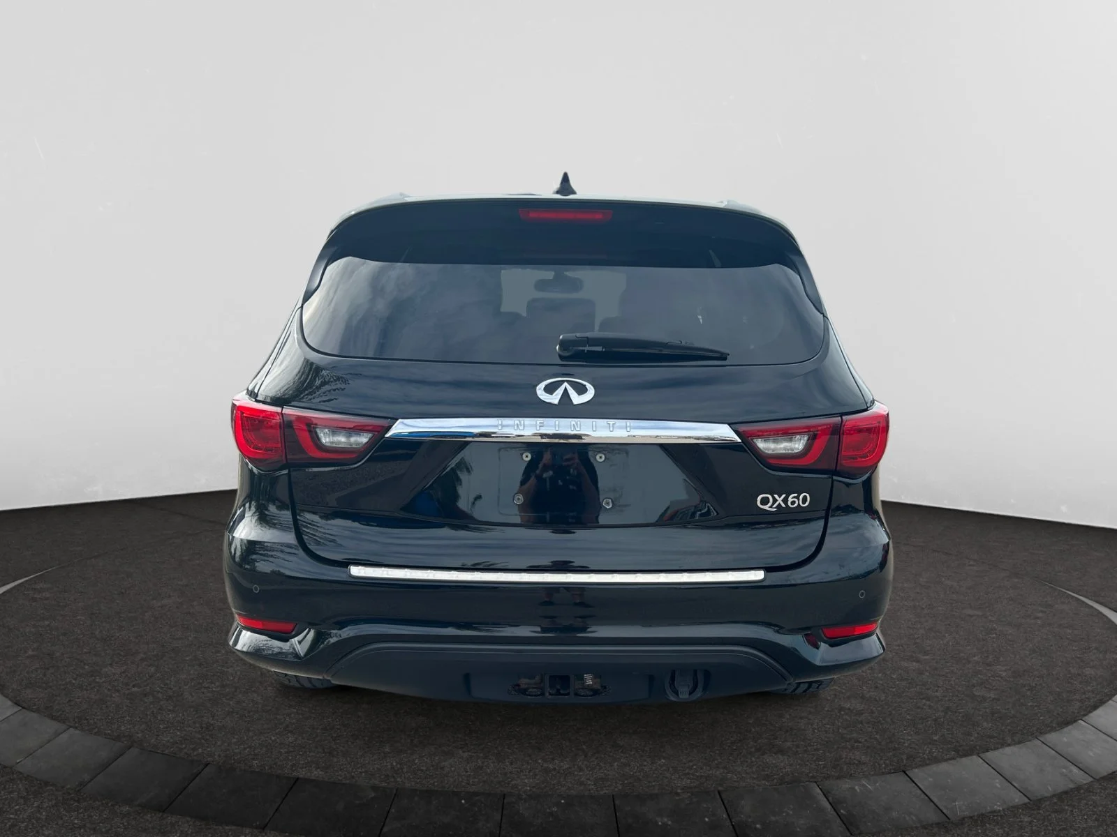 Used 2019 BLACK INFINITI PURE AWD image 4