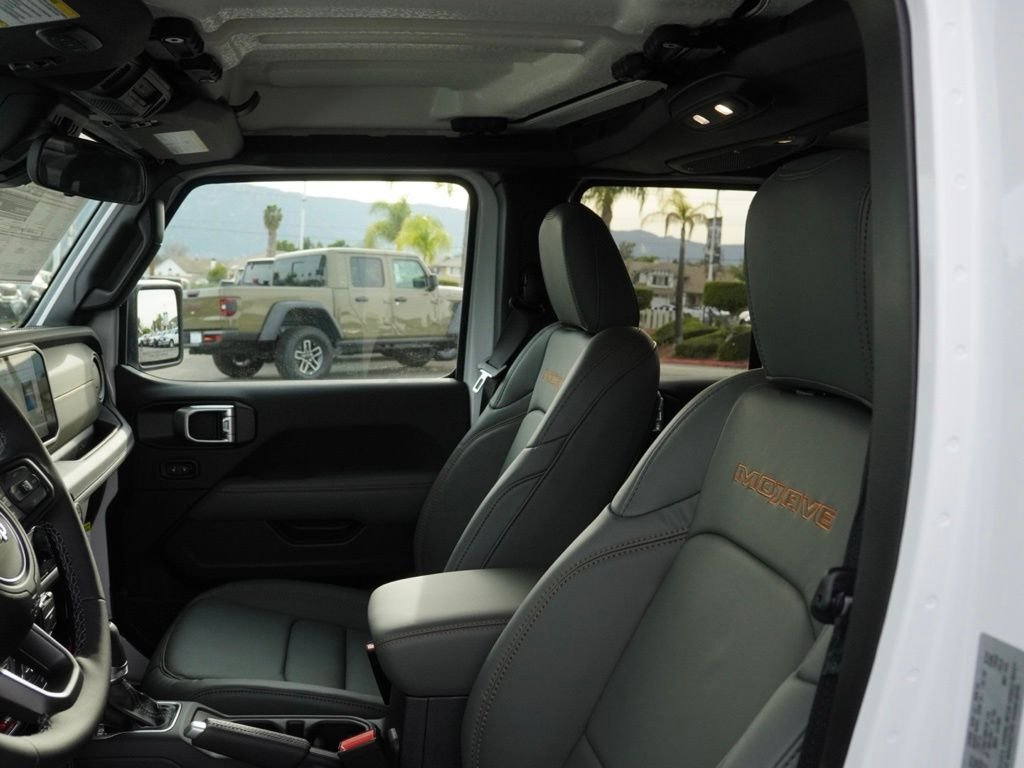 New 2026 Bright White Clear-Coat Exterior Paint Jeep Mojave image 17