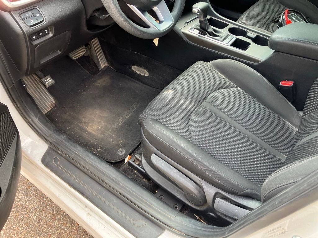 Used 2019 White Kia LX image 9