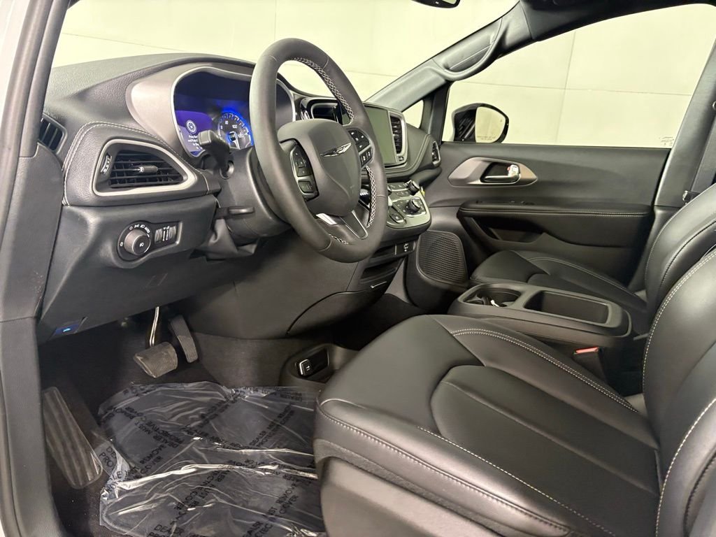 New 2026 Bright White Clear-Coat Exterior Paint Chrysler Select image 21