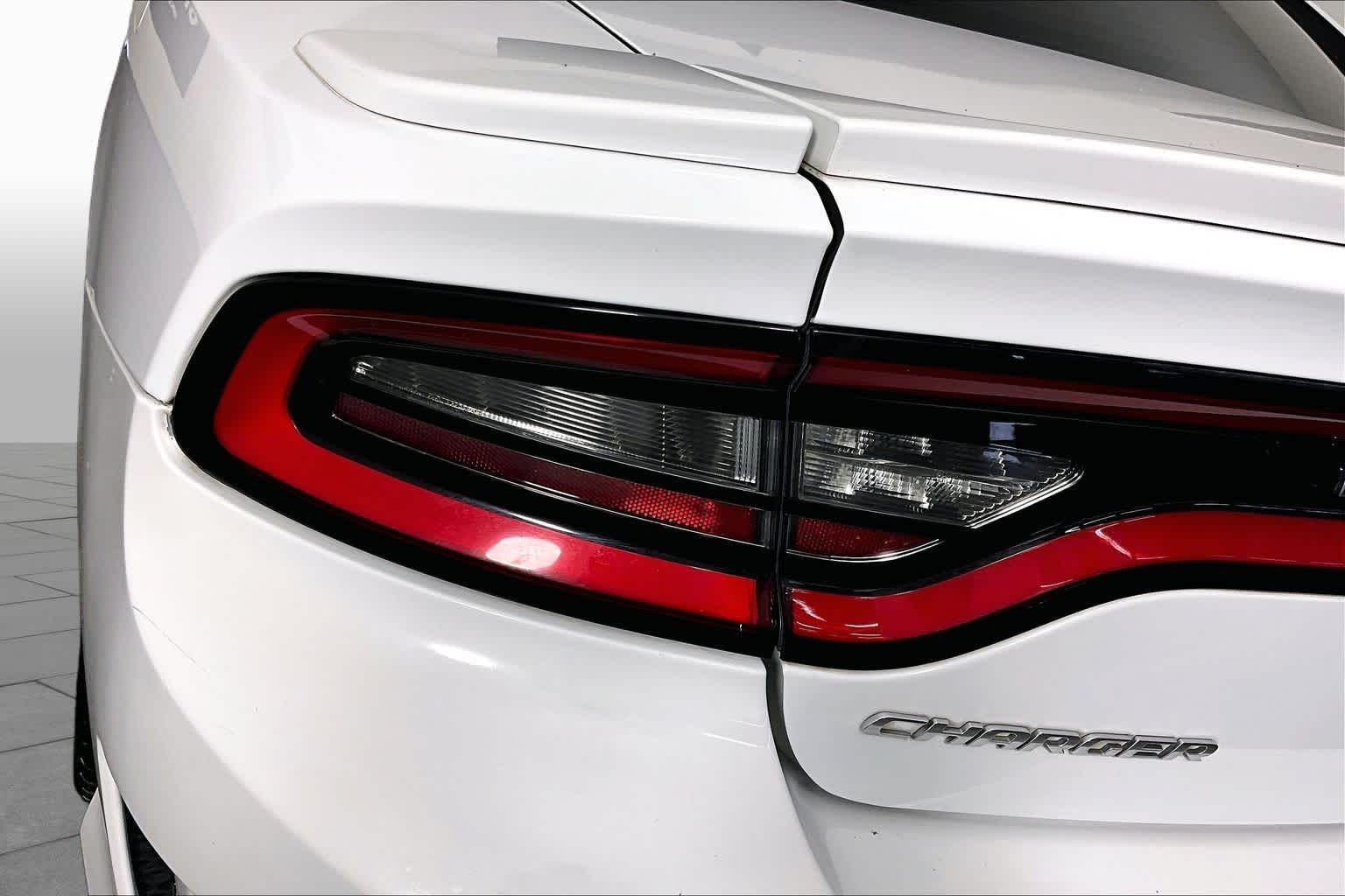 Used 2018 White Knuckle Clearcoat Dodge R/T image 28