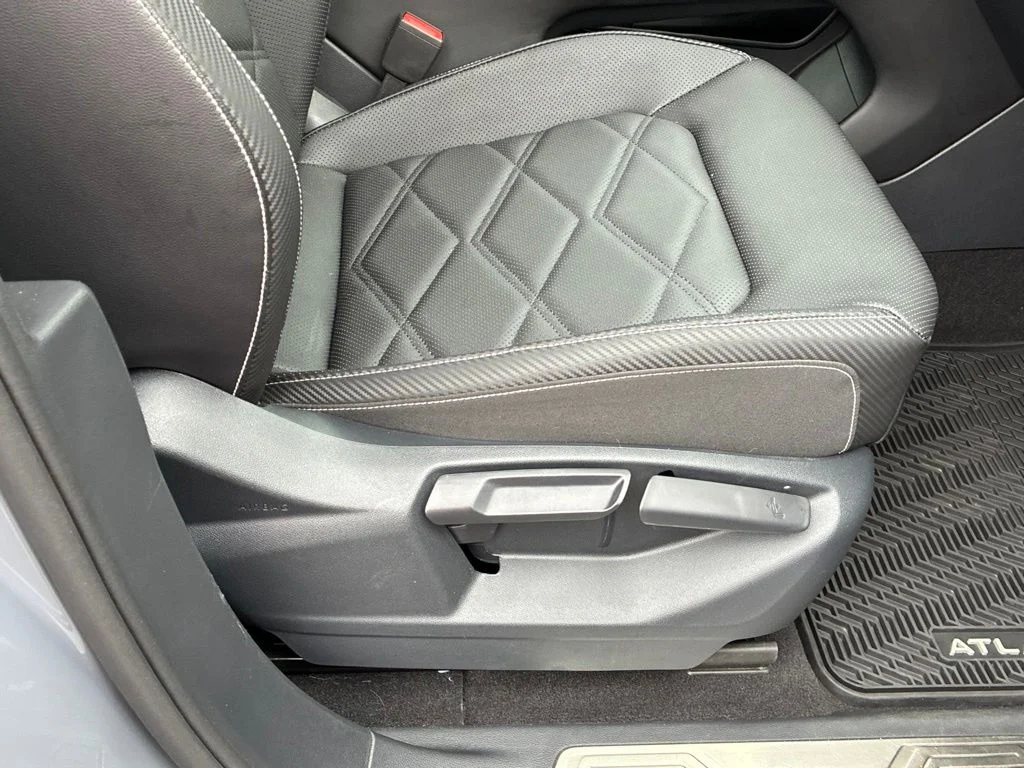 Used 2024  Volkswagen 2.0T SE w/Technology image 49