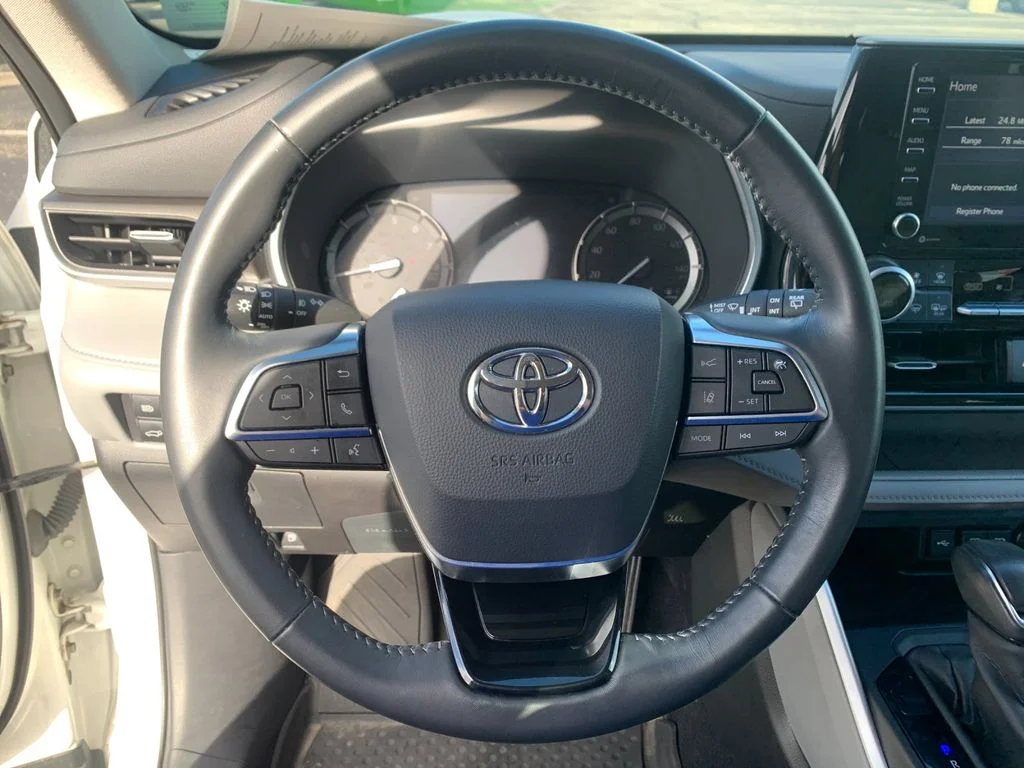 Used 2020 White Toyota XLE image 26