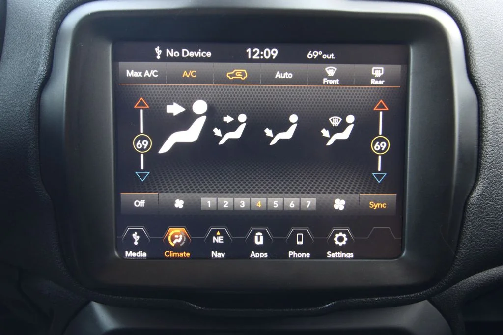 Used 2021 Black Jeep Latitude image 30