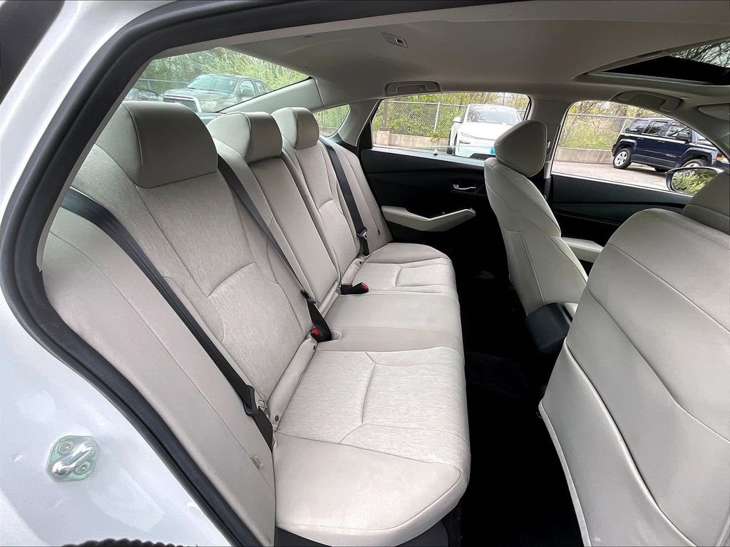 Used 2023 White Honda EX image 16