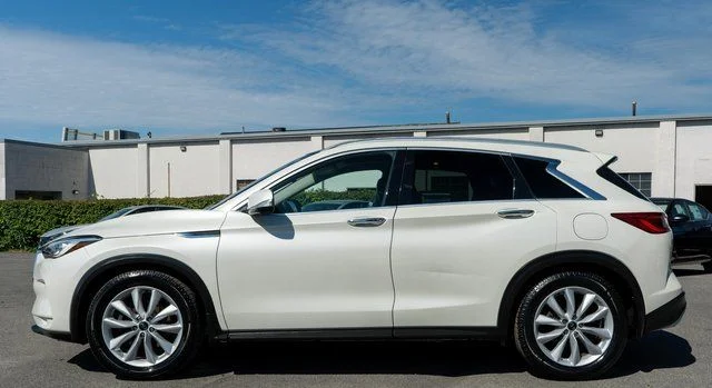 Used 2019 White INFINITI ESSENTIAL image 9