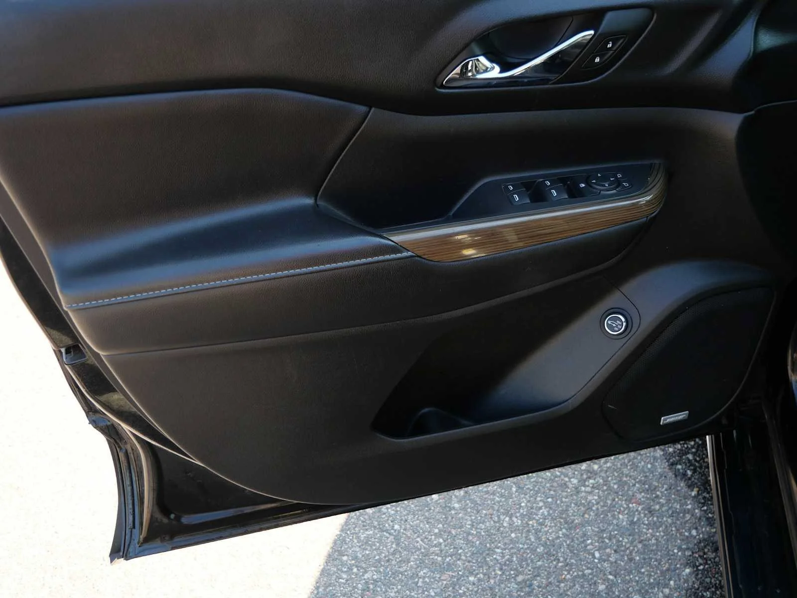Used 2018 Ebony Twilight Metallic GMC SLE image 20