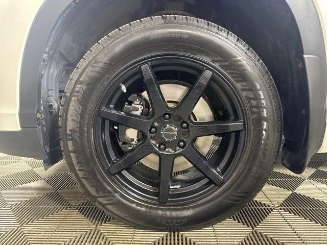 Used 2018 Blizzard Pearl Toyota XLE image 10