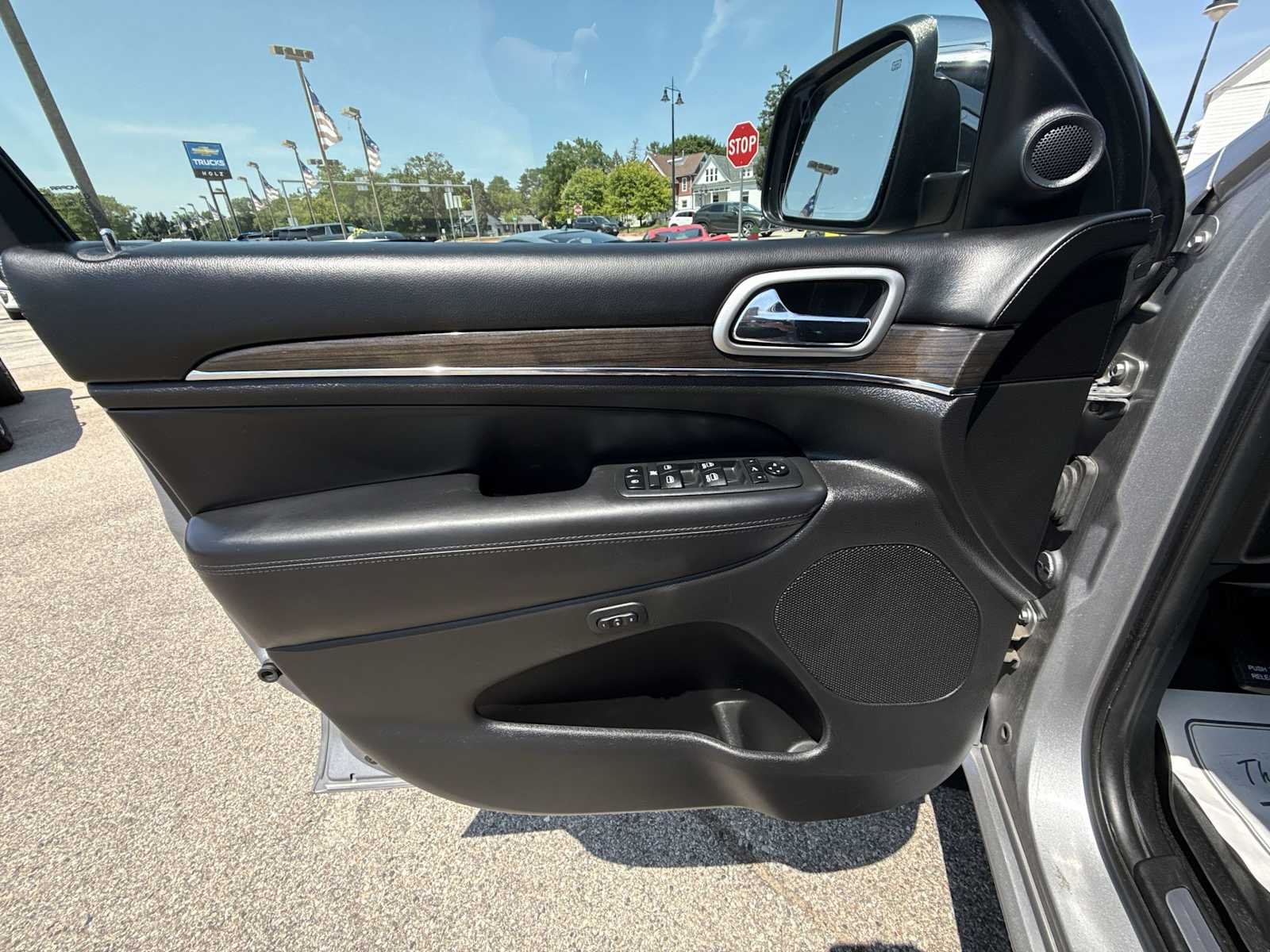 Used 2018 Silver Jeep Overland 4x4 image 23