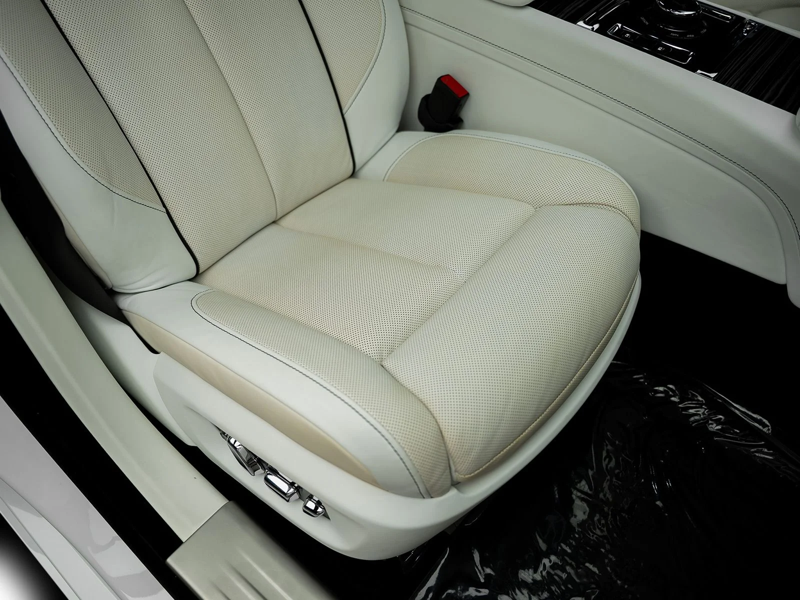 Used 2022 White Rolls-Royce Base image 34