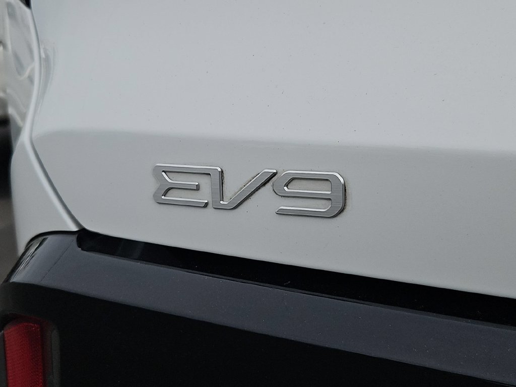Used 2024 Snow White Pearl Kia GT-Line image 26