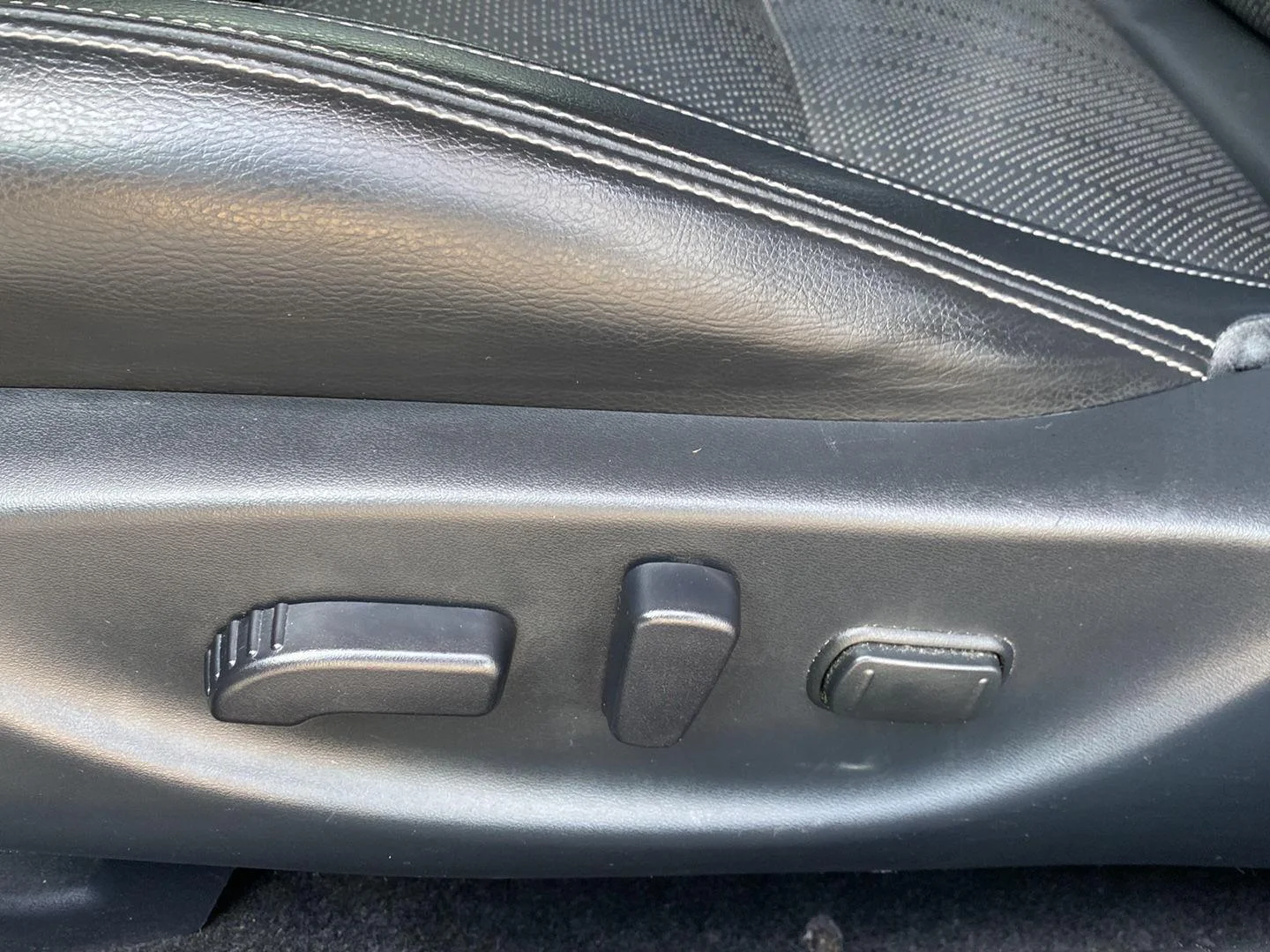 Used 2017 Gun Metallic Nissan SL image 18