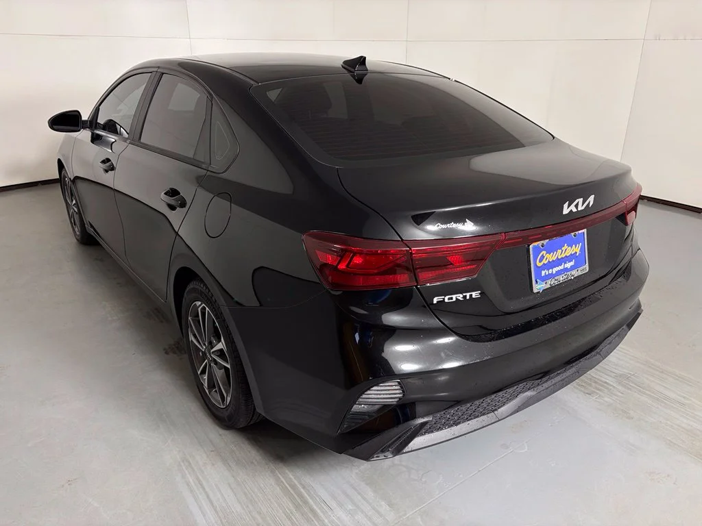 Used 2023 Black Kia LXS image 6