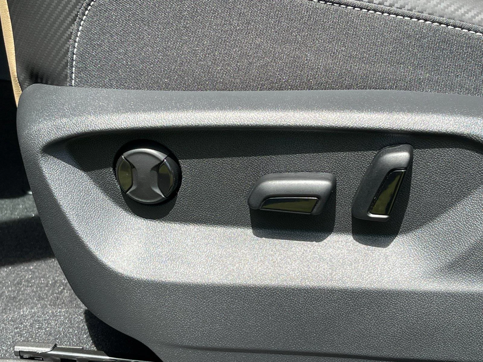 New 2026 Deep Black Pearl Volkswagen 2.0T SE image 16