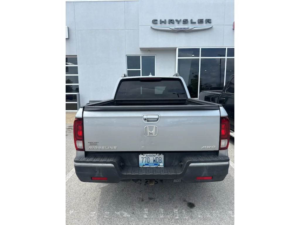 Used 2017 Lunar Silver Metallic Honda RTL image 6