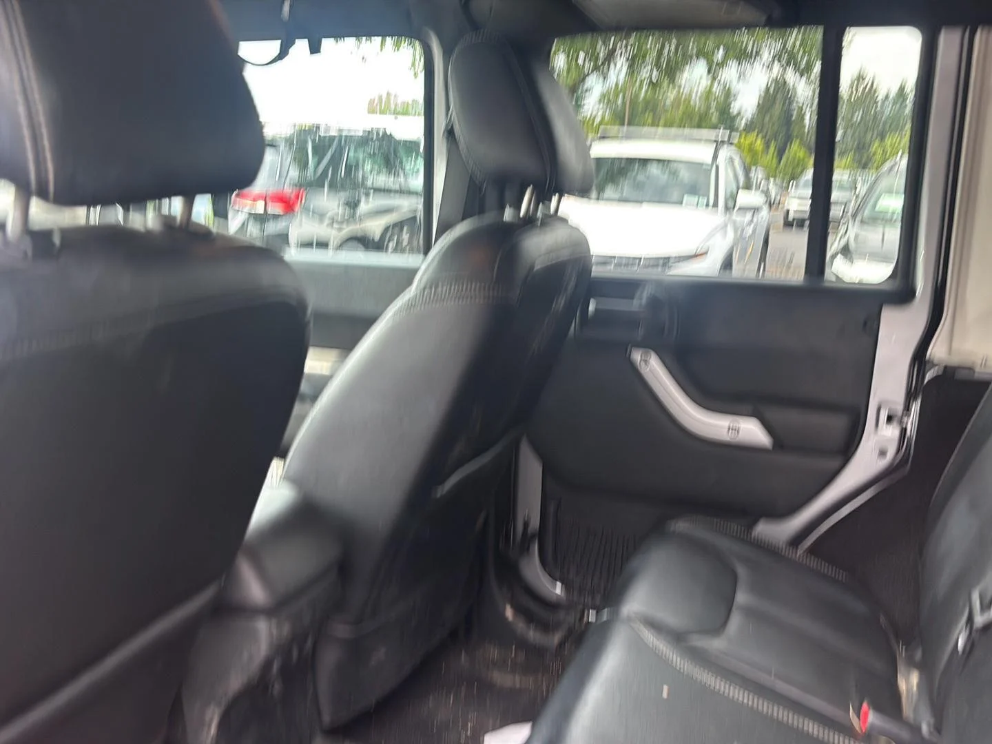 Used 2018 Billet Metallic Jeep Sahara image 13