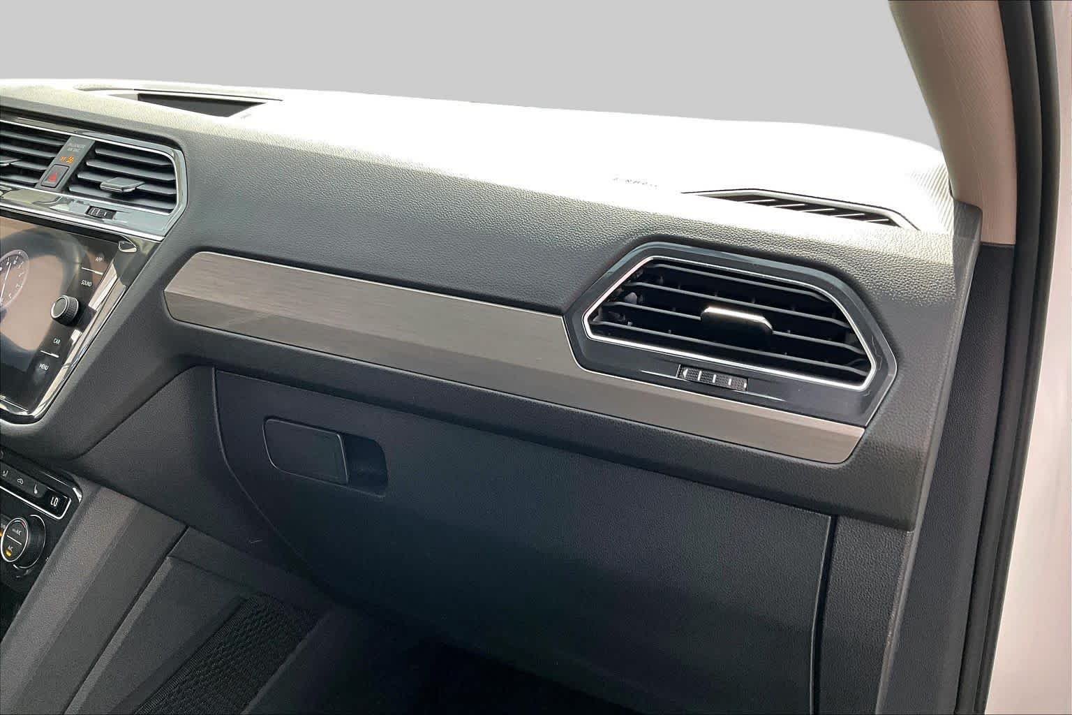 Used 2019 Pure White Volkswagen SE image 19