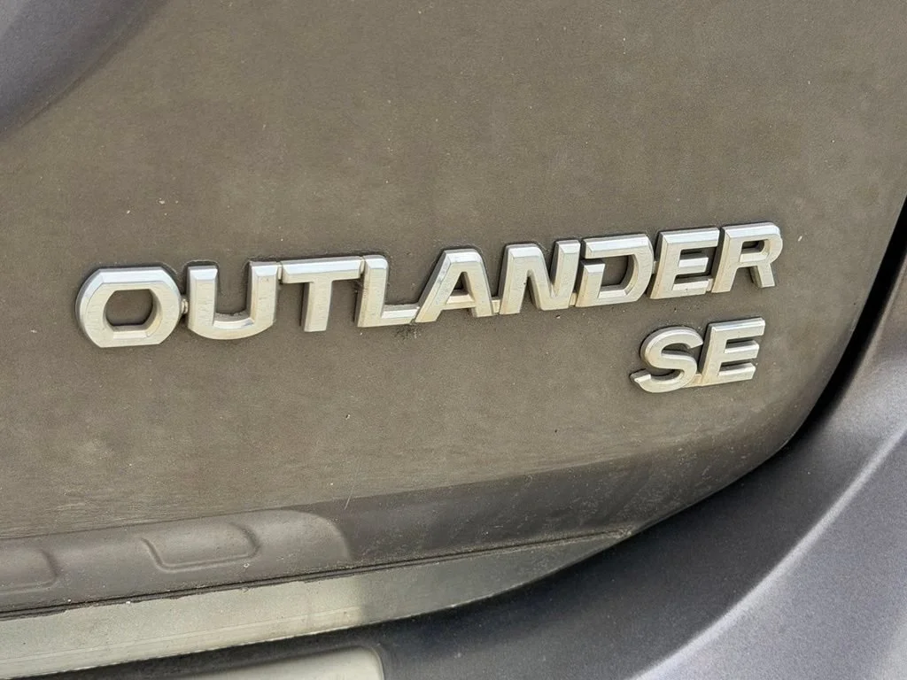 Used 2017  Mitsubishi SE image 11